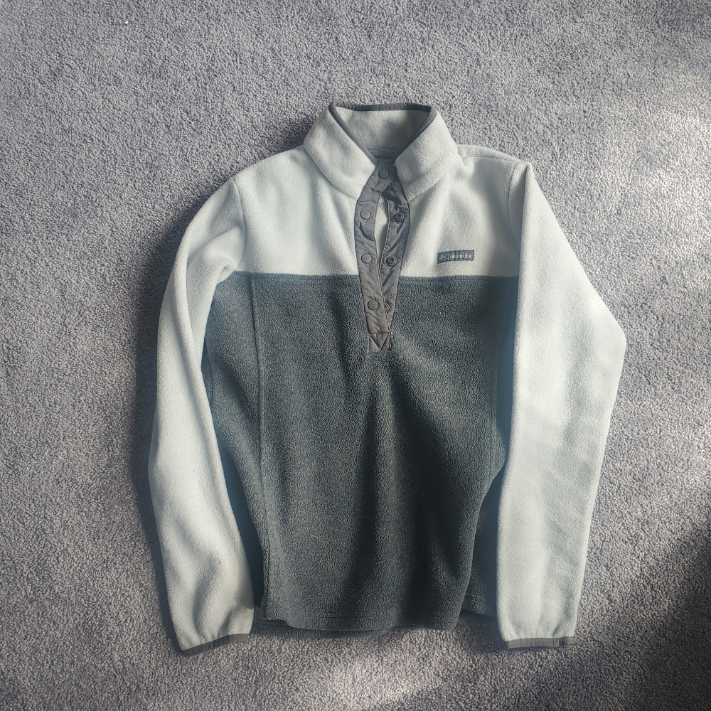 Columbia Sportswear fleece throwover jacket, 4 button, warm and cozy. White/Grey